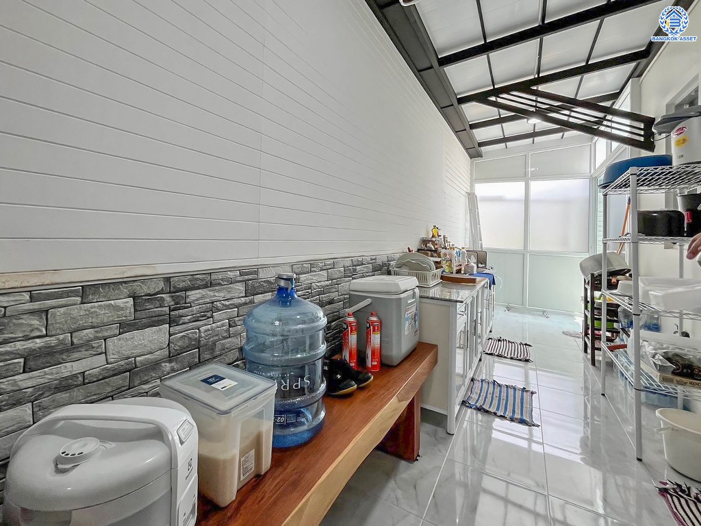 บ้านเดี่ยวมือสอง โครงการ มัณฑนา ปิ่นเกล้า-พระราม5 เนื้อที่ 59.40 ตร.ว. ฟังก์ชัน 4 ห้องนอน 3 ห้องน้ำ 2 ที่จอดรถ ตกแต่งสวย พร้อมบิ้วท์อินห้องนอน โครงการบนทำเลเชื่อมต่อถนนพระราม5-นครอินทร์ ถนนสวนผัก ถนนกาญจนาภิเษก ใกล้รถไฟฟ้าสายสีม่วง "สถานีบางรักน้อยท่าอิฐ"...