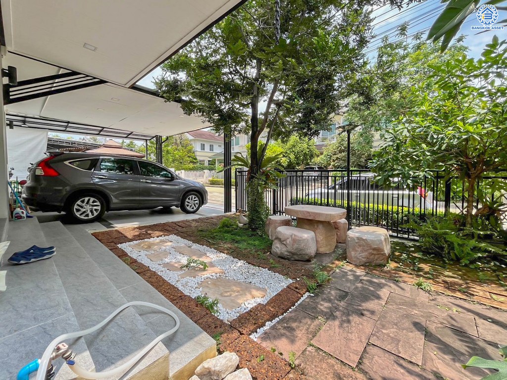 บ้านเดี่ยวมือสอง โครงการ มัณฑนา ปิ่นเกล้า-พระราม5 เนื้อที่ 59.40 ตร.ว. ฟังก์ชัน 4 ห้องนอน 3 ห้องน้ำ 2 ที่จอดรถ ตกแต่งสวย พร้อมบิ้วท์อินห้องนอน โครงการบนทำเลเชื่อมต่อถนนพระราม5-นครอินทร์ ถนนสวนผัก ถนนกาญจนาภิเษก ใกล้รถไฟฟ้าสายสีม่วง "สถานีบางรักน้อยท่าอิฐ"...