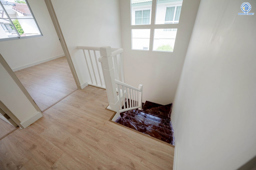 บ้านมือสองตกแต่งใหม่ จากแบรนด์ L&H โครงการ พฤกษ์ลดา1 บางใหญ่ บนเนื้อที่ 50 ตร.ว. ฟังก์ชัน 3 ห้องนอน 2 ห้องน้ำ 2 ที่จอดรถ Facility ครบครัน อีกทั้งยังใกล้สวนสาธารณะ ทำเลเดินทางสะดวก เชื่อมต่อถนนกาญจนาภิเษก ใกล้รถไฟฟ้าสายสีม่วง "สถานีคลองบางไผ่" และทางด่วน "กาญจนาภิเษก"...