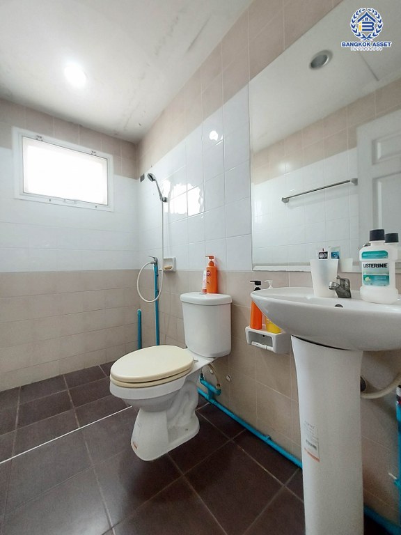 *****บ้านเดี่ยวมือสอง โครงการ คุณาภัทร3 บ้านกล้วย-ไทรน้อย เนื้อที่ 52.5 ตร.ว. ฟังก์ชัน 4 ห้องนอน 3 ห้องน้ำ 2 ที่จอดรถ บ้านสวย รอบบ้านมีบริเวณ พร้อมเข้าอยู่ ทำเลดี เดินทางง่ายเชื่อมต่อกาญจนาภิเษก  ถนนบ้านกล้วย-ไทรน้อย ใกล้รถไฟฟ้าสายสีม่วง "สถานีคลองบางไผ่" และจุดขึ้นทางด่วน "ศรีรัช"