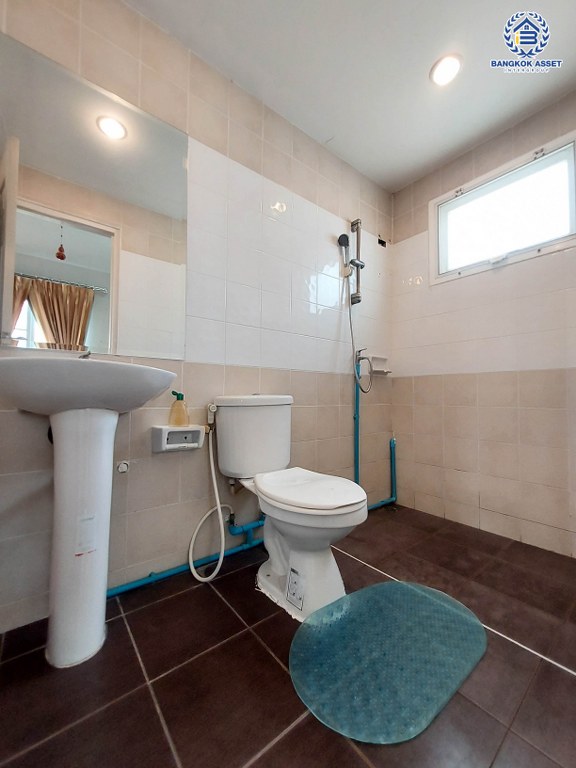 *****บ้านเดี่ยวมือสอง โครงการ คุณาภัทร3 บ้านกล้วย-ไทรน้อย เนื้อที่ 52.5 ตร.ว. ฟังก์ชัน 4 ห้องนอน 3 ห้องน้ำ 2 ที่จอดรถ บ้านสวย รอบบ้านมีบริเวณ พร้อมเข้าอยู่ ทำเลดี เดินทางง่ายเชื่อมต่อกาญจนาภิเษก  ถนนบ้านกล้วย-ไทรน้อย ใกล้รถไฟฟ้าสายสีม่วง "สถานีคลองบางไผ่" และจุดขึ้นทางด่วน "ศรีรัช"