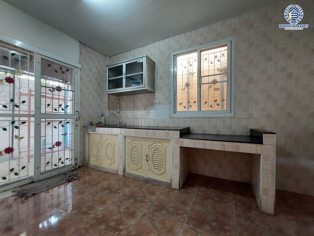 *****บ้านเดี่ยวมือสอง โครงการ คุณาภัทร3 บ้านกล้วย-ไทรน้อย เนื้อที่ 52.5 ตร.ว. ฟังก์ชัน 4 ห้องนอน 3 ห้องน้ำ 2 ที่จอดรถ บ้านสวย รอบบ้านมีบริเวณ พร้อมเข้าอยู่ ทำเลดี เดินทางง่ายเชื่อมต่อกาญจนาภิเษก  ถนนบ้านกล้วย-ไทรน้อย ใกล้รถไฟฟ้าสายสีม่วง "สถานีคลองบางไผ่" และจุดขึ้นทางด่วน "ศรีรัช"