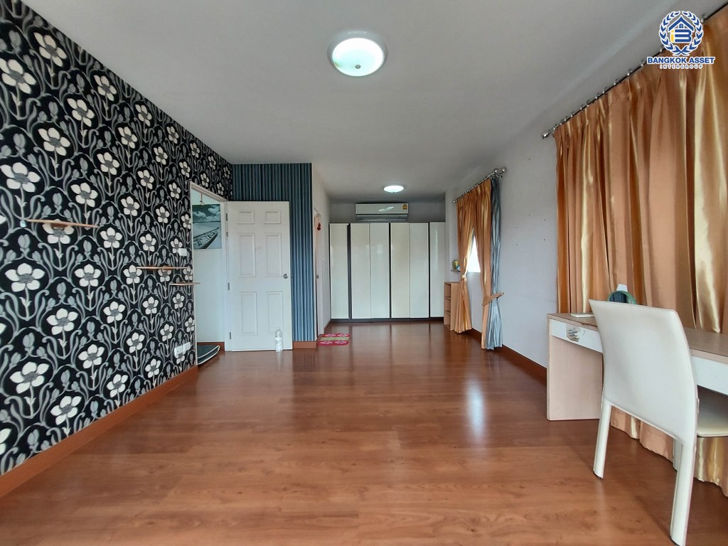 *****บ้านเดี่ยวมือสอง โครงการ คุณาภัทร3 บ้านกล้วย-ไทรน้อย เนื้อที่ 52.5 ตร.ว. ฟังก์ชัน 4 ห้องนอน 3 ห้องน้ำ 2 ที่จอดรถ บ้านสวย รอบบ้านมีบริเวณ พร้อมเข้าอยู่ ทำเลดี เดินทางง่ายเชื่อมต่อกาญจนาภิเษก  ถนนบ้านกล้วย-ไทรน้อย ใกล้รถไฟฟ้าสายสีม่วง "สถานีคลองบางไผ่" และจุดขึ้นทางด่วน "ศรีรัช"