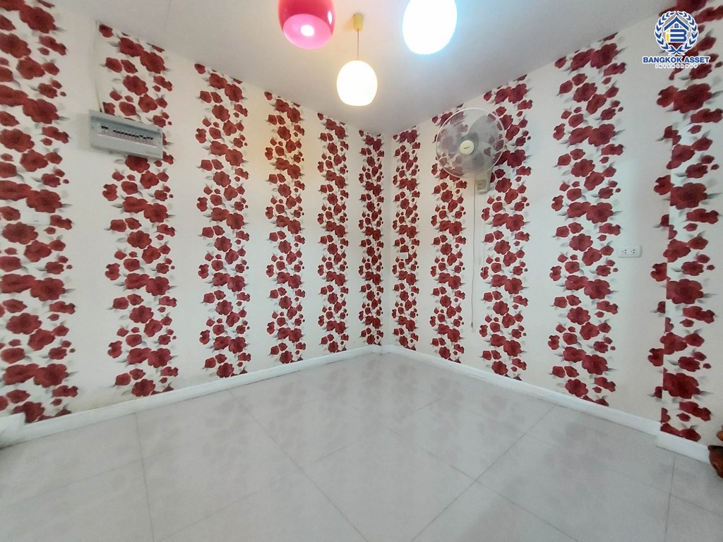 *****บ้านเดี่ยวมือสอง โครงการ คุณาภัทร3 บ้านกล้วย-ไทรน้อย เนื้อที่ 52.5 ตร.ว. ฟังก์ชัน 4 ห้องนอน 3 ห้องน้ำ 2 ที่จอดรถ บ้านสวย รอบบ้านมีบริเวณ พร้อมเข้าอยู่ ทำเลดี เดินทางง่ายเชื่อมต่อกาญจนาภิเษก  ถนนบ้านกล้วย-ไทรน้อย ใกล้รถไฟฟ้าสายสีม่วง "สถานีคลองบางไผ่" และจุดขึ้นทางด่วน "ศรีรัช"