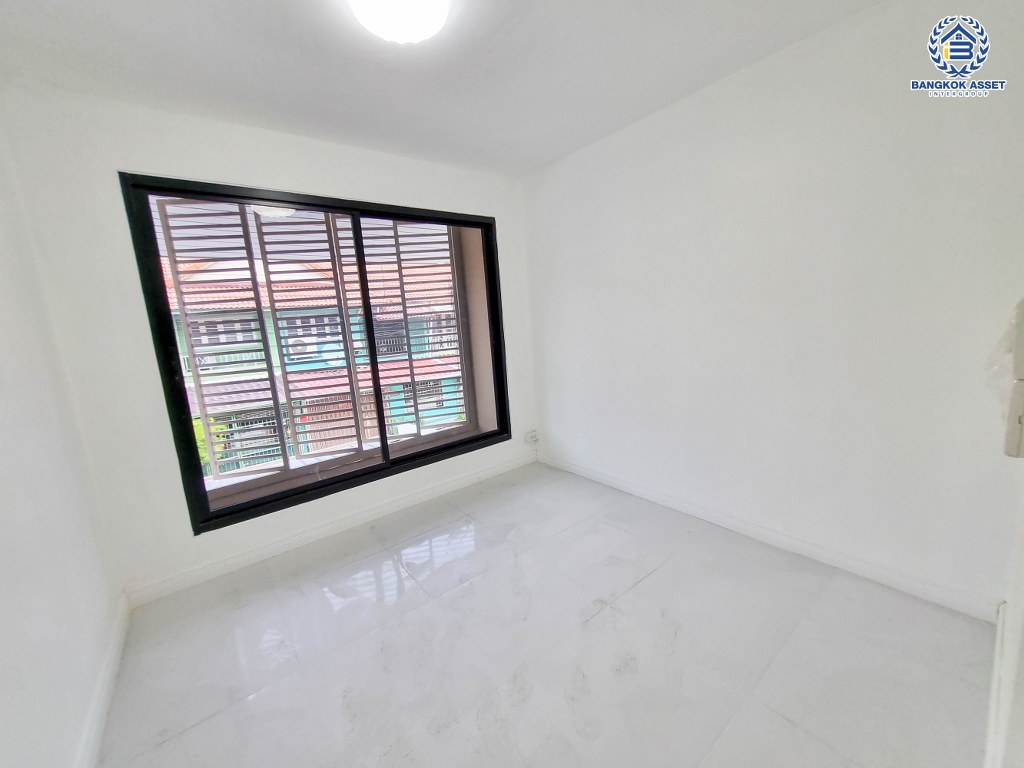 *****ทาวน์เฮ้าส์มือสอง โครงการ พฤกษา3 กาญจนาภิเษก เนื้อที่ 18.10 ตร.ว. ฟังก์ชัน 3 ห้องนอน 2 ห้องน้ำ บ้านรีโนเวทใหม่พร้อมเข้าอยู่ ทำเลเดินทางสะดวก เชื่อมต่อถนนกาญจนาภิเษก ถนนคลองถนน ถนนบ้านกล้วย-ไทรน้อย