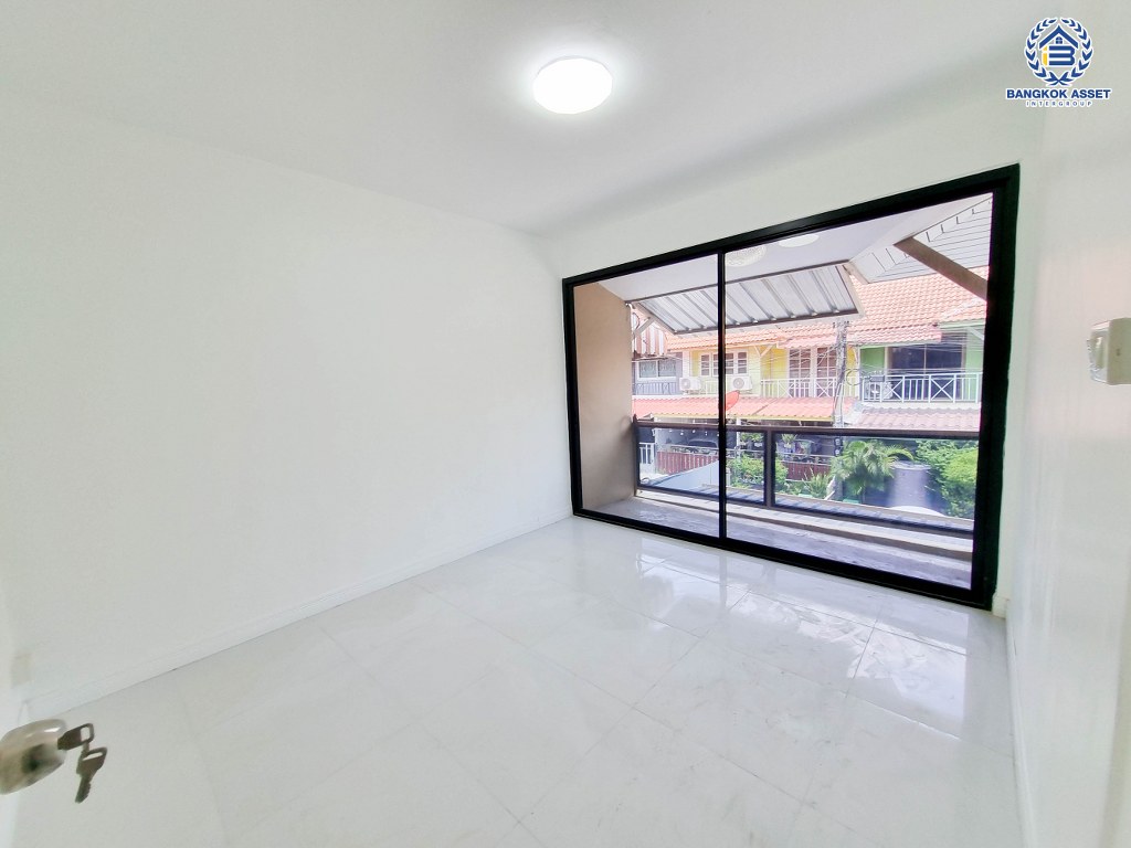 *****ทาวน์เฮ้าส์มือสอง โครงการ พฤกษา3 กาญจนาภิเษก เนื้อที่ 18.10 ตร.ว. ฟังก์ชัน 3 ห้องนอน 2 ห้องน้ำ บ้านรีโนเวทใหม่พร้อมเข้าอยู่ ทำเลเดินทางสะดวก เชื่อมต่อถนนกาญจนาภิเษก ถนนคลองถนน ถนนบ้านกล้วย-ไทรน้อย