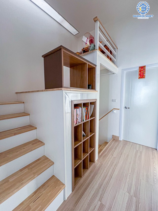 *****ภายในยังใหม่เอี่ยม! ทาวน์เฮ้าส์มือสอง โครงการ คิว ดิสทริคท์ เวสต์เกต เนื้อที่กว้าง 21.2 ตร.ว. ฟังก์ชัน 4 ห้องนอน 3 ห้องน้ำ 2 ที่จอดรถ ต่อเติมครัว และหลังคาโรงจอดรถ พร้อมเข้าอยู่ บนทำเลเดินทางสะดวก ใกล้รถไฟฟ้าสายสีม่วง "สถานีบางพลู" และทางด่วน "ศรีรัช"