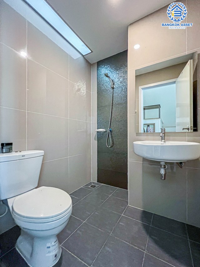 *****ภายในยังใหม่เอี่ยม! ทาวน์เฮ้าส์มือสอง โครงการ คิว ดิสทริคท์ เวสต์เกต เนื้อที่กว้าง 21.2 ตร.ว. ฟังก์ชัน 4 ห้องนอน 3 ห้องน้ำ 2 ที่จอดรถ ต่อเติมครัว และหลังคาโรงจอดรถ พร้อมเข้าอยู่ บนทำเลเดินทางสะดวก ใกล้รถไฟฟ้าสายสีม่วง "สถานีบางพลู" และทางด่วน "ศรีรัช"