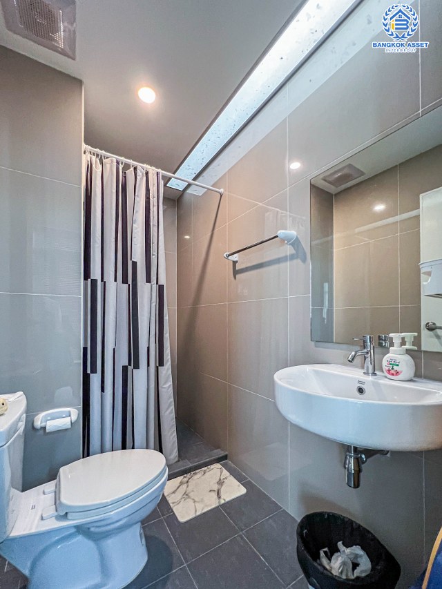 *****ภายในยังใหม่เอี่ยม! ทาวน์เฮ้าส์มือสอง โครงการ คิว ดิสทริคท์ เวสต์เกต เนื้อที่กว้าง 21.2 ตร.ว. ฟังก์ชัน 4 ห้องนอน 3 ห้องน้ำ 2 ที่จอดรถ ต่อเติมครัว และหลังคาโรงจอดรถ พร้อมเข้าอยู่ บนทำเลเดินทางสะดวก ใกล้รถไฟฟ้าสายสีม่วง "สถานีบางพลู" และทางด่วน "ศรีรัช"