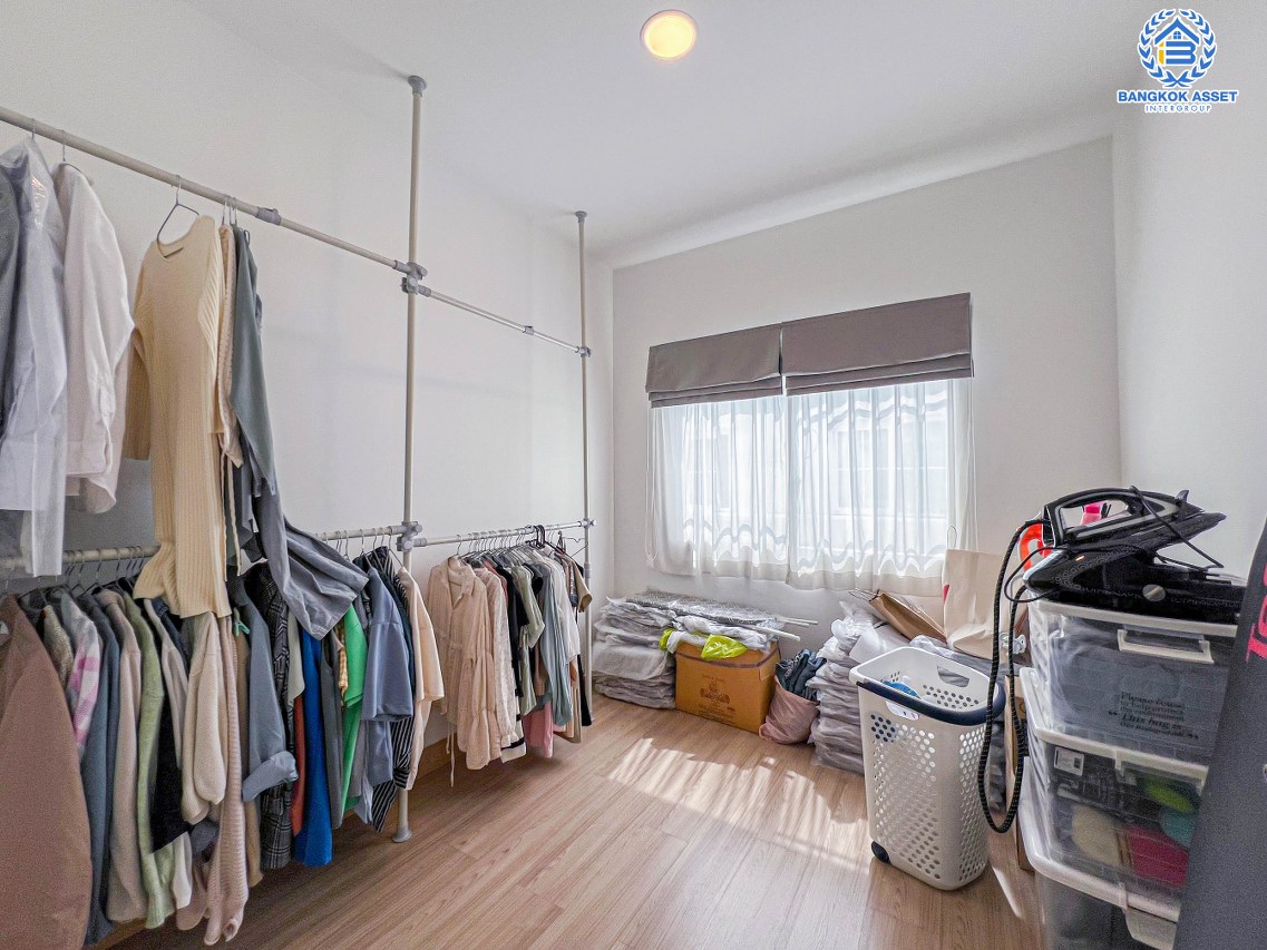 *****ภายในยังใหม่เอี่ยม! ทาวน์เฮ้าส์มือสอง โครงการ คิว ดิสทริคท์ เวสต์เกต เนื้อที่กว้าง 21.2 ตร.ว. ฟังก์ชัน 4 ห้องนอน 3 ห้องน้ำ 2 ที่จอดรถ ต่อเติมครัว และหลังคาโรงจอดรถ พร้อมเข้าอยู่ บนทำเลเดินทางสะดวก ใกล้รถไฟฟ้าสายสีม่วง "สถานีบางพลู" และทางด่วน "ศรีรัช"