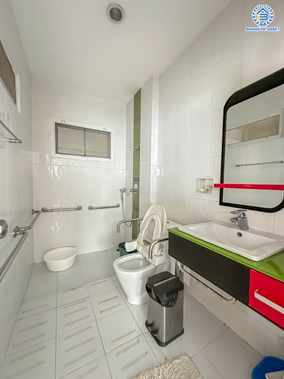 *****บ้านเดี่ยวมือสอง โครงการ บางกอกบูเลอวาร์ด พระราม5 หลังริม เนื้อที่ 76 ตร.ว. ฟังก์ชัน 2 ห้องนอน 3 ห้องน้ำ 2 ที่จอดรถ บ้านพร้อมเข้าอยู่ ภายในสวย บนทำเลเดินทางสะดวก เชื่อมต่อถนนราชพฤกษ์ ใกล้รถไฟฟ้าสายสีม่วง "สถานีบางรักใหญ่" และ "สถานีบางรักน้อยท่าอิฐ" จุดขึ้นทางด่วน "ศรีรัช"