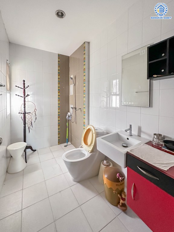 *****บ้านเดี่ยวมือสอง โครงการ บางกอกบูเลอวาร์ด พระราม5 หลังริม เนื้อที่ 76 ตร.ว. ฟังก์ชัน 2 ห้องนอน 3 ห้องน้ำ 2 ที่จอดรถ บ้านพร้อมเข้าอยู่ ภายในสวย บนทำเลเดินทางสะดวก เชื่อมต่อถนนราชพฤกษ์ ใกล้รถไฟฟ้าสายสีม่วง "สถานีบางรักใหญ่" และ "สถานีบางรักน้อยท่าอิฐ" จุดขึ้นทางด่วน "ศรีรัช"