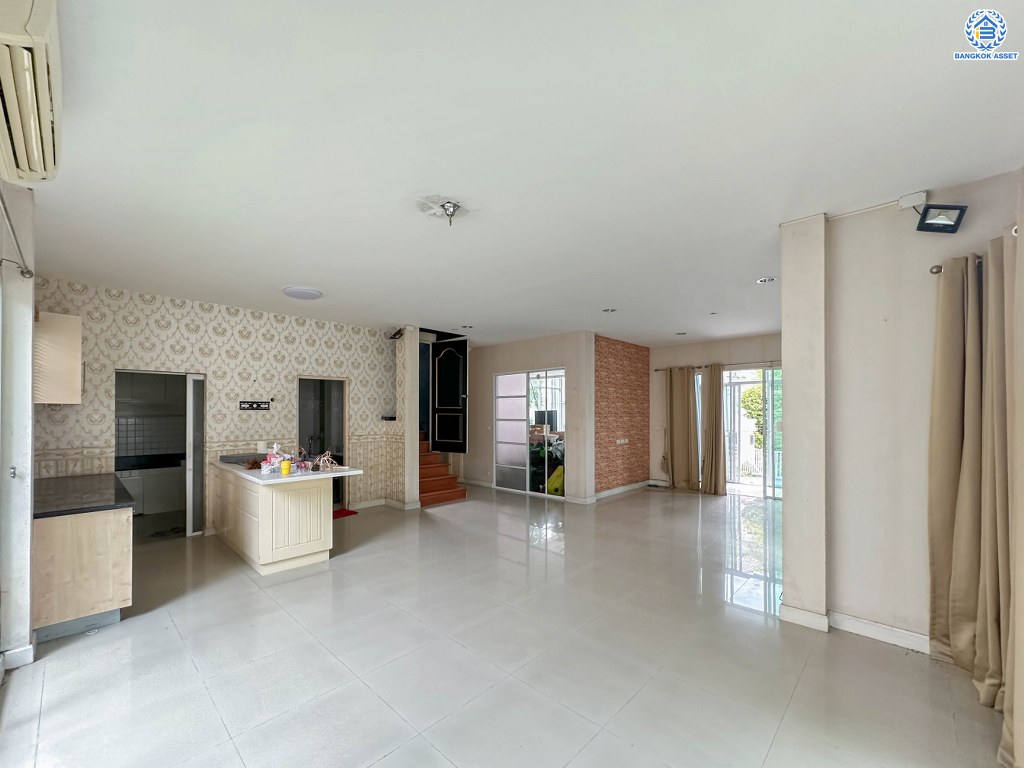 *****บ้านเดี่ยวมือสอง โครงการ บางกอกบูเลอวาร์ด พระราม5 หลังริม เนื้อที่ 76 ตร.ว. ฟังก์ชัน 2 ห้องนอน 3 ห้องน้ำ 2 ที่จอดรถ บ้านพร้อมเข้าอยู่ ภายในสวย บนทำเลเดินทางสะดวก เชื่อมต่อถนนราชพฤกษ์ ใกล้รถไฟฟ้าสายสีม่วง "สถานีบางรักใหญ่" และ "สถานีบางรักน้อยท่าอิฐ" จุดขึ้นทางด่วน "ศรีรัช"