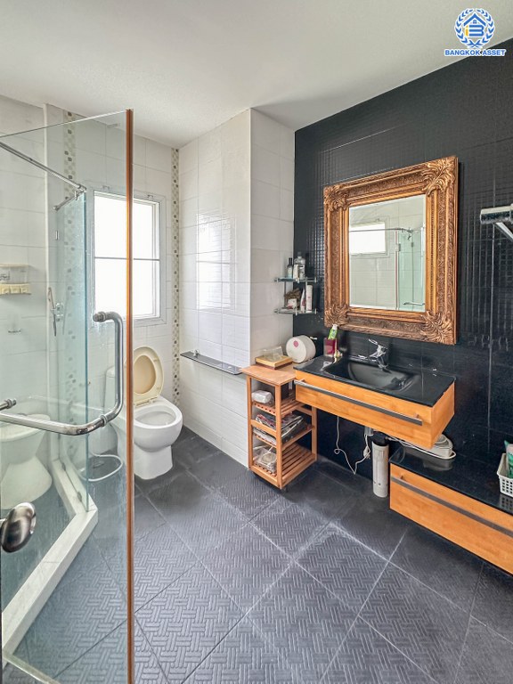 *****บ้านเดี่ยวมือสอง โครงการ บางกอกบูเลอวาร์ด พระราม5 หลังริม เนื้อที่ 76 ตร.ว. ฟังก์ชัน 2 ห้องนอน 3 ห้องน้ำ 2 ที่จอดรถ บ้านพร้อมเข้าอยู่ ภายในสวย บนทำเลเดินทางสะดวก เชื่อมต่อถนนราชพฤกษ์ ใกล้รถไฟฟ้าสายสีม่วง "สถานีบางรักใหญ่" และ "สถานีบางรักน้อยท่าอิฐ" จุดขึ้นทางด่วน "ศรีรัช"