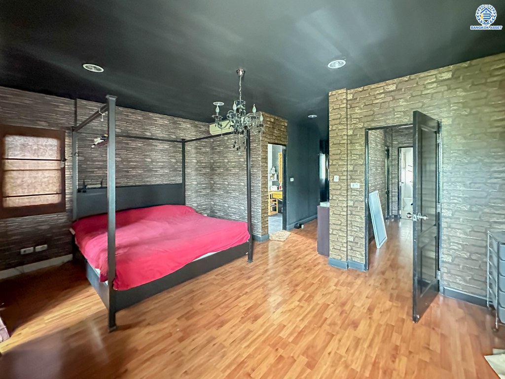 *****บ้านเดี่ยวมือสอง โครงการ บางกอกบูเลอวาร์ด พระราม5 หลังริม เนื้อที่ 76 ตร.ว. ฟังก์ชัน 2 ห้องนอน 3 ห้องน้ำ 2 ที่จอดรถ บ้านพร้อมเข้าอยู่ ภายในสวย บนทำเลเดินทางสะดวก เชื่อมต่อถนนราชพฤกษ์ ใกล้รถไฟฟ้าสายสีม่วง "สถานีบางรักใหญ่" และ "สถานีบางรักน้อยท่าอิฐ" จุดขึ้นทางด่วน "ศรีรัช"