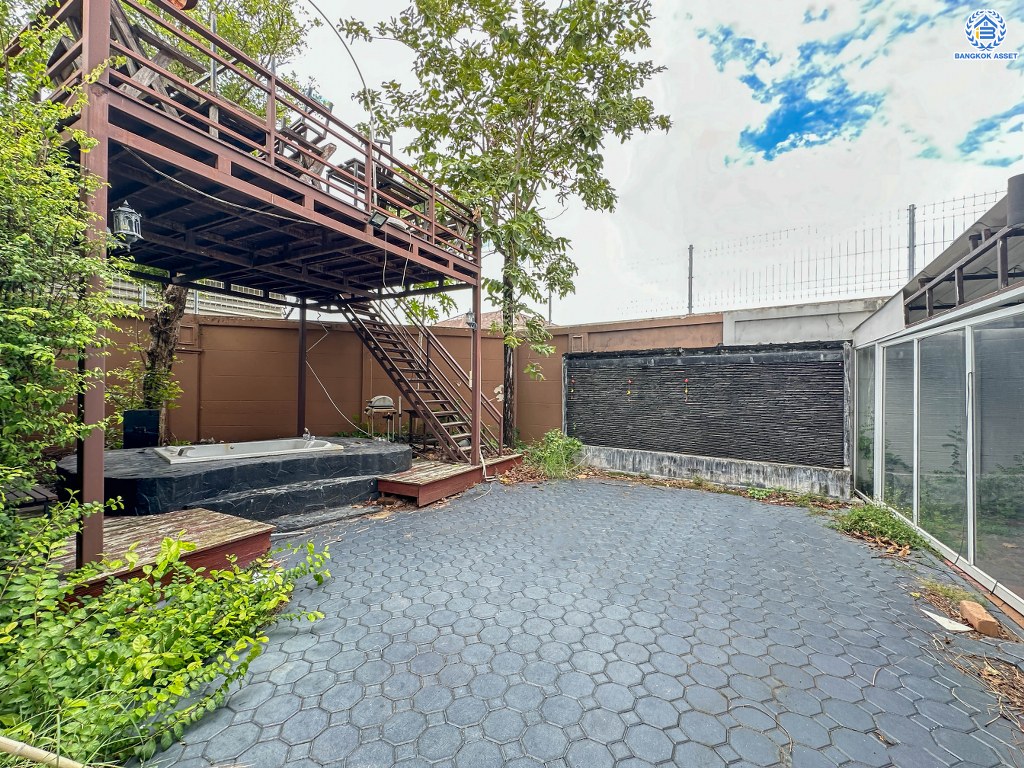 *****บ้านเดี่ยวมือสอง โครงการ บางกอกบูเลอวาร์ด พระราม5 หลังริม เนื้อที่ 76 ตร.ว. ฟังก์ชัน 2 ห้องนอน 3 ห้องน้ำ 2 ที่จอดรถ บ้านพร้อมเข้าอยู่ ภายในสวย บนทำเลเดินทางสะดวก เชื่อมต่อถนนราชพฤกษ์ ใกล้รถไฟฟ้าสายสีม่วง "สถานีบางรักใหญ่" และ "สถานีบางรักน้อยท่าอิฐ" จุดขึ้นทางด่วน "ศรีรัช"