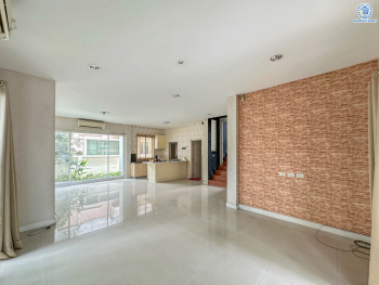 *****บ้านเดี่ยวมือสอง โครงการ บางกอกบูเลอวาร์ด พระราม5 หลังริม เนื้อที่ 76 ตร.ว. ฟังก์ชัน 2 ห้องนอน 3 ห้องน้ำ 2 ที่จอดรถ บ้านพร้อมเข้าอยู่ ภายในสวย บนทำเลเดินทางสะดวก เชื่อมต่อถนนราชพฤกษ์ ใกล้รถไฟฟ้าสายสีม่วง "สถานีบางรักใหญ่" และ "สถานีบางรักน้อยท่าอิฐ" จุดขึ้นทางด่วน "ศรีรัช"