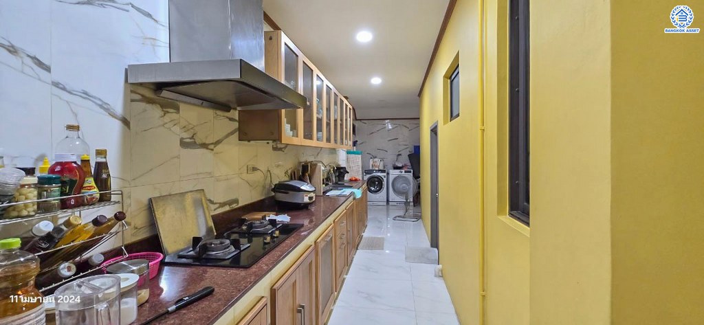 *****บ้านเดี่ยว 3 ชั้นมือสอง โครงการ ภัสสร สรงประภา-ดอนเมือง หลังริม เนื้อที่ 68 ตร.ว. ฟังก์ชัน 5 ห้องนอน 6 ห้องน้ำ 2 ที่จอดรถ โครงการบนทำเลเดินทางสะดวก เชื่อมต่อถนนสรงประภา ถนนเลียบคลองประปา ถนนประชาอุทิศ ใกล้รถไฟฟ้าสายสีแดง "สถานีสถานีดอนเมือง" และจุดขึ้นทางพิเศษอุดรรัถยา