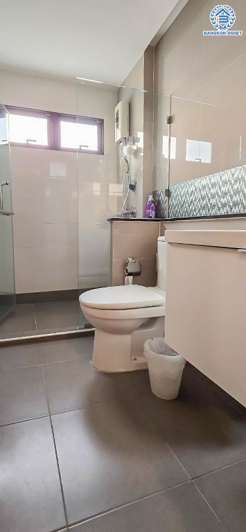 *****บ้านเดี่ยว 3 ชั้นมือสอง โครงการ ภัสสร สรงประภา-ดอนเมือง หลังริม เนื้อที่ 68 ตร.ว. ฟังก์ชัน 5 ห้องนอน 6 ห้องน้ำ 2 ที่จอดรถ โครงการบนทำเลเดินทางสะดวก เชื่อมต่อถนนสรงประภา ถนนเลียบคลองประปา ถนนประชาอุทิศ ใกล้รถไฟฟ้าสายสีแดง "สถานีสถานีดอนเมือง" และจุดขึ้นทางพิเศษอุดรรัถยา