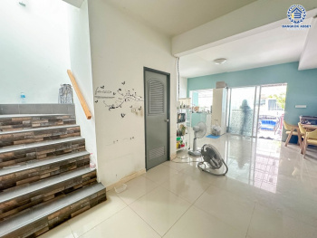 *****ทาวน์เฮ้าส์มือสอง โครงการ อินดี้ ประชาอุทิศ90-2 จากแบรนด์ Land & Houses เนื้อที่ 18.10 ตร.ว. ฟังก์ชัน 2 ห้องนอน 3 ห้องน้ำ 2 ที่จอดรถ ราคาดีมาก พร้อมเข้าอยู่ ทำเลเดินทางสะดวก เชื่อมต่อถนนประชาอุทิศ ถนนวงแหวนรอบนอก-กาญจนาภิเษก ถนนท่าข้าม