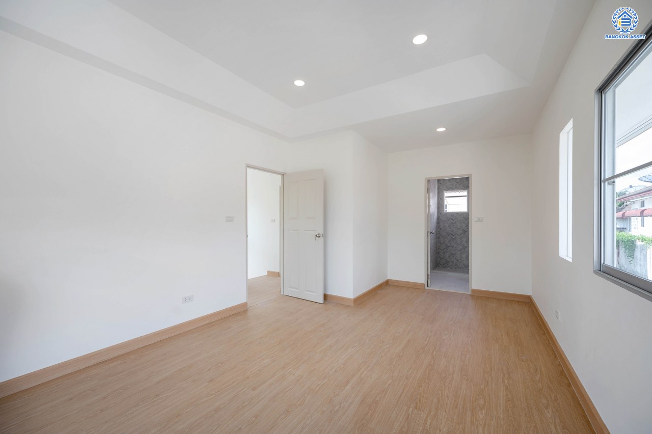 บ้านมือสองตกแต่งใหม่ บ้านแบรนด์คุณภาพ LH โครงการ ชัยพฤกษ์ บางใหญ่ พร้อม Facilities ครบครัน บนเนื้อที่ 51.4 ตร.ว. ฟังก์ชัน 3 ห้องนอน 3 ห้องน้ำ 2 ที่จอดรถ ตกแต่งสไตล์เรียบหรู บนทำเลเดินทางสะดวก ใกล้รถไฟฟ้าสายสีม่วง "สถานีคลองบางไผ่" และเพียง 5 นาทีถึงเซ็นทรัล เวสต์เกต...