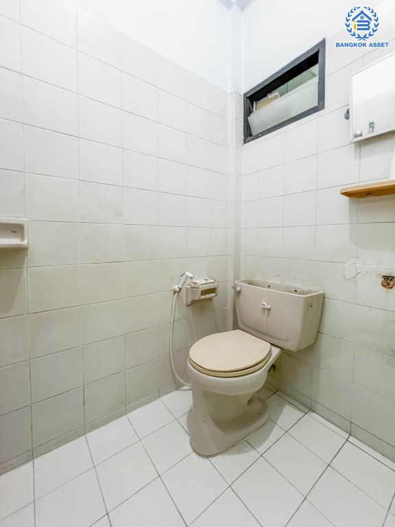 *****ทาวน์เฮ้าส์มือสอง โครงการ บ้านรังสิยา แจ้งวัฒนะ-ปากเกร็ด เนื้อที่ 17 ตร.ว. ฟังก์ชัน 2 ห้องนอน 2 ห้องน้ำ บ้านสวย พร้อมเข้าอยู่ เหมาะกับการลงทุน และการอยู่อาศัย บนทำเลเดินทางสะดวก เชื่อมต่อถนนติวานนท์ ถนนแจ้งวัฒนะ ถนนสามัคคี ใกล้รถไฟฟ้าสายสีชมพู "สถานีปากเกร็ด" และจุดขึ้นทางด่วน "ศรีรัช"