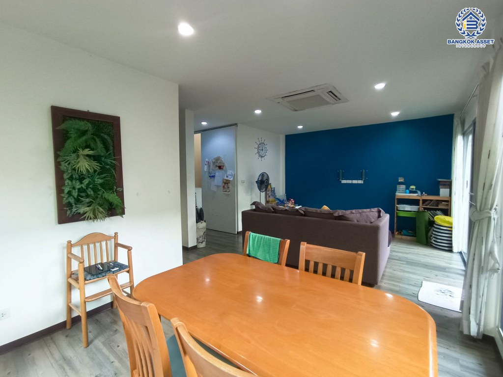 *****บ้านเดี่ยวมือสอง โครงการ โนเบิล จีโอ วัชรพล เนื้อที่ 50.40 ตร.ว. ฟังก์ชัน 3 ห้องนอน 2 ห้องน้ำ 2 ที่จอดรถ ภายในบ้านสวยมาก เจ้าของเดิมดูแลอย่างดี โครงการบนทำเลเดินทางสะดวก เชื่อมต่อถนนวัชรพล ถนนรัตนโกสินทร์สมโภช ถนนสุขาภิบาล5 ใกล้เซ็นทรัลรามอินทรา และจุดขึ้นทางด่วน "รามอินทรา-อาจณรงค์"