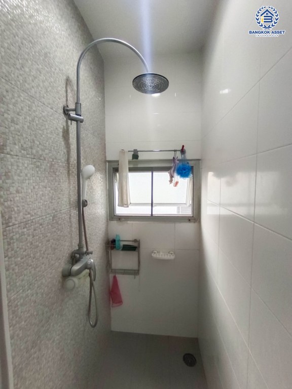 *****บ้านเดี่ยวมือสอง โครงการ โนเบิล จีโอ วัชรพล เนื้อที่ 50.40 ตร.ว. ฟังก์ชัน 3 ห้องนอน 2 ห้องน้ำ 2 ที่จอดรถ ภายในบ้านสวยมาก เจ้าของเดิมดูแลอย่างดี โครงการบนทำเลเดินทางสะดวก เชื่อมต่อถนนวัชรพล ถนนรัตนโกสินทร์สมโภช ถนนสุขาภิบาล5 ใกล้เซ็นทรัลรามอินทรา และจุดขึ้นทางด่วน "รามอินทรา-อาจณรงค์"