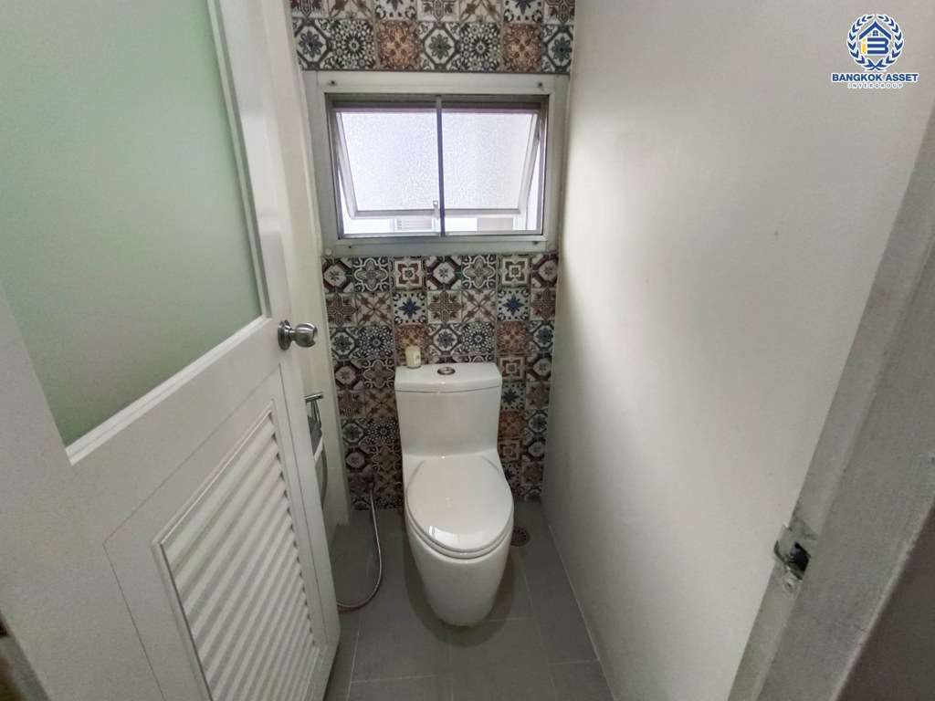 *****บ้านเดี่ยวมือสอง โครงการ โนเบิล จีโอ วัชรพล เนื้อที่ 50.40 ตร.ว. ฟังก์ชัน 3 ห้องนอน 2 ห้องน้ำ 2 ที่จอดรถ ภายในบ้านสวยมาก เจ้าของเดิมดูแลอย่างดี โครงการบนทำเลเดินทางสะดวก เชื่อมต่อถนนวัชรพล ถนนรัตนโกสินทร์สมโภช ถนนสุขาภิบาล5 ใกล้เซ็นทรัลรามอินทรา และจุดขึ้นทางด่วน "รามอินทรา-อาจณรงค์"