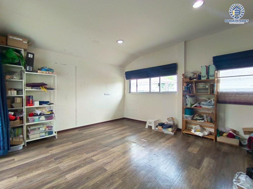 *****บ้านเดี่ยวมือสอง โครงการ โนเบิล จีโอ วัชรพล เนื้อที่ 50.40 ตร.ว. ฟังก์ชัน 3 ห้องนอน 2 ห้องน้ำ 2 ที่จอดรถ ภายในบ้านสวยมาก เจ้าของเดิมดูแลอย่างดี โครงการบนทำเลเดินทางสะดวก เชื่อมต่อถนนวัชรพล ถนนรัตนโกสินทร์สมโภช ถนนสุขาภิบาล5 ใกล้เซ็นทรัลรามอินทรา และจุดขึ้นทางด่วน "รามอินทรา-อาจณรงค์"