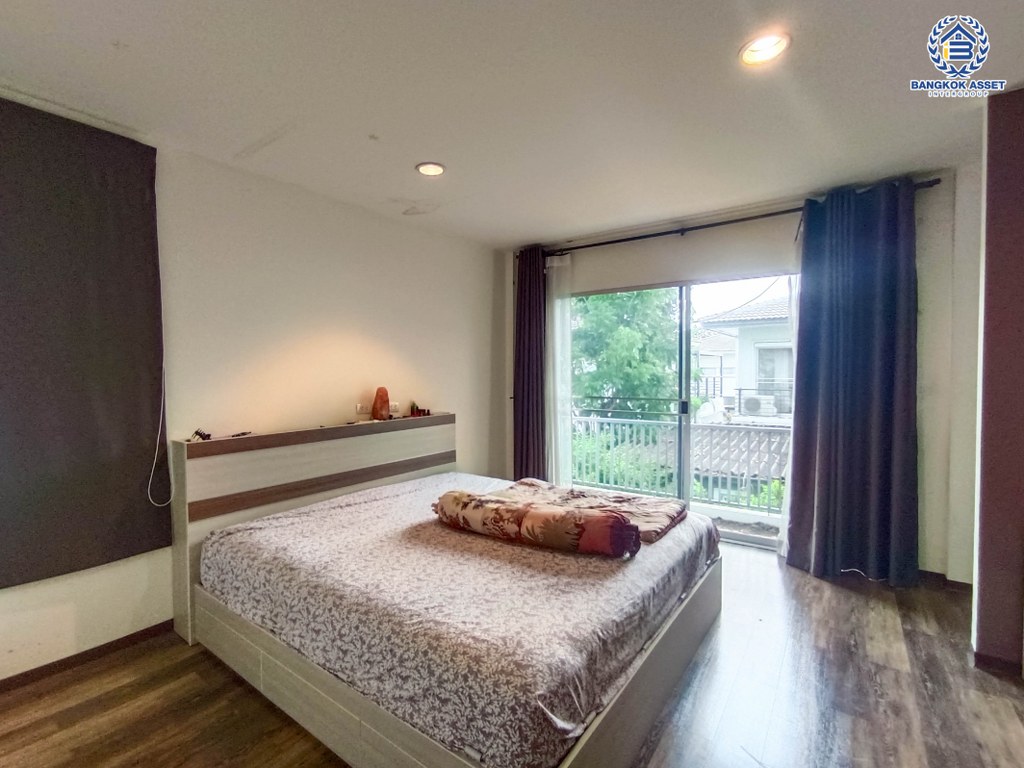 *****บ้านเดี่ยวมือสอง โครงการ โนเบิล จีโอ วัชรพล เนื้อที่ 50.40 ตร.ว. ฟังก์ชัน 3 ห้องนอน 2 ห้องน้ำ 2 ที่จอดรถ ภายในบ้านสวยมาก เจ้าของเดิมดูแลอย่างดี โครงการบนทำเลเดินทางสะดวก เชื่อมต่อถนนวัชรพล ถนนรัตนโกสินทร์สมโภช ถนนสุขาภิบาล5 ใกล้เซ็นทรัลรามอินทรา และจุดขึ้นทางด่วน "รามอินทรา-อาจณรงค์"