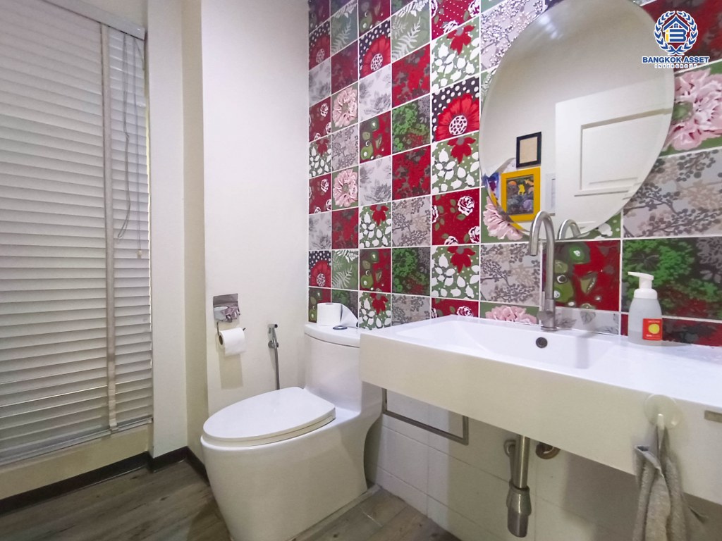 *****บ้านเดี่ยวมือสอง โครงการ โนเบิล จีโอ วัชรพล เนื้อที่ 50.40 ตร.ว. ฟังก์ชัน 3 ห้องนอน 2 ห้องน้ำ 2 ที่จอดรถ ภายในบ้านสวยมาก เจ้าของเดิมดูแลอย่างดี โครงการบนทำเลเดินทางสะดวก เชื่อมต่อถนนวัชรพล ถนนรัตนโกสินทร์สมโภช ถนนสุขาภิบาล5 ใกล้เซ็นทรัลรามอินทรา และจุดขึ้นทางด่วน "รามอินทรา-อาจณรงค์"