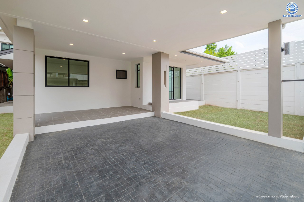 บ้านมือสองตกแต่งใหม่ โครงการ ปริญสิริ กาญจนาภิเษก หลังมุม บนทำเลเดินทางสะดวกติดถนนใหญ่ เชื่อมต่อถนนกัลปพฤกษ์ ถนนสาทร-ตากสินได้ง่าย เนื้อที่ 60.7 ตร.ว. พื้นที่ใช้สอย 243.89 ตร.ม. ฟังก์ชัน 3 ห้องนอน 3 ห้องน้ำ จอดรถได้ 2 คัน ตอบโจทย์ทุกไลฟ์สไตล์ ใกล้รถไฟฟ้าสายสีน้ำเงิน "สถานีหลักสอง" จุดขึ้นทางด่วน "ศรีรัช" โรงเรียนเลิศหล้า และโรงเรียนเด่นหล้า