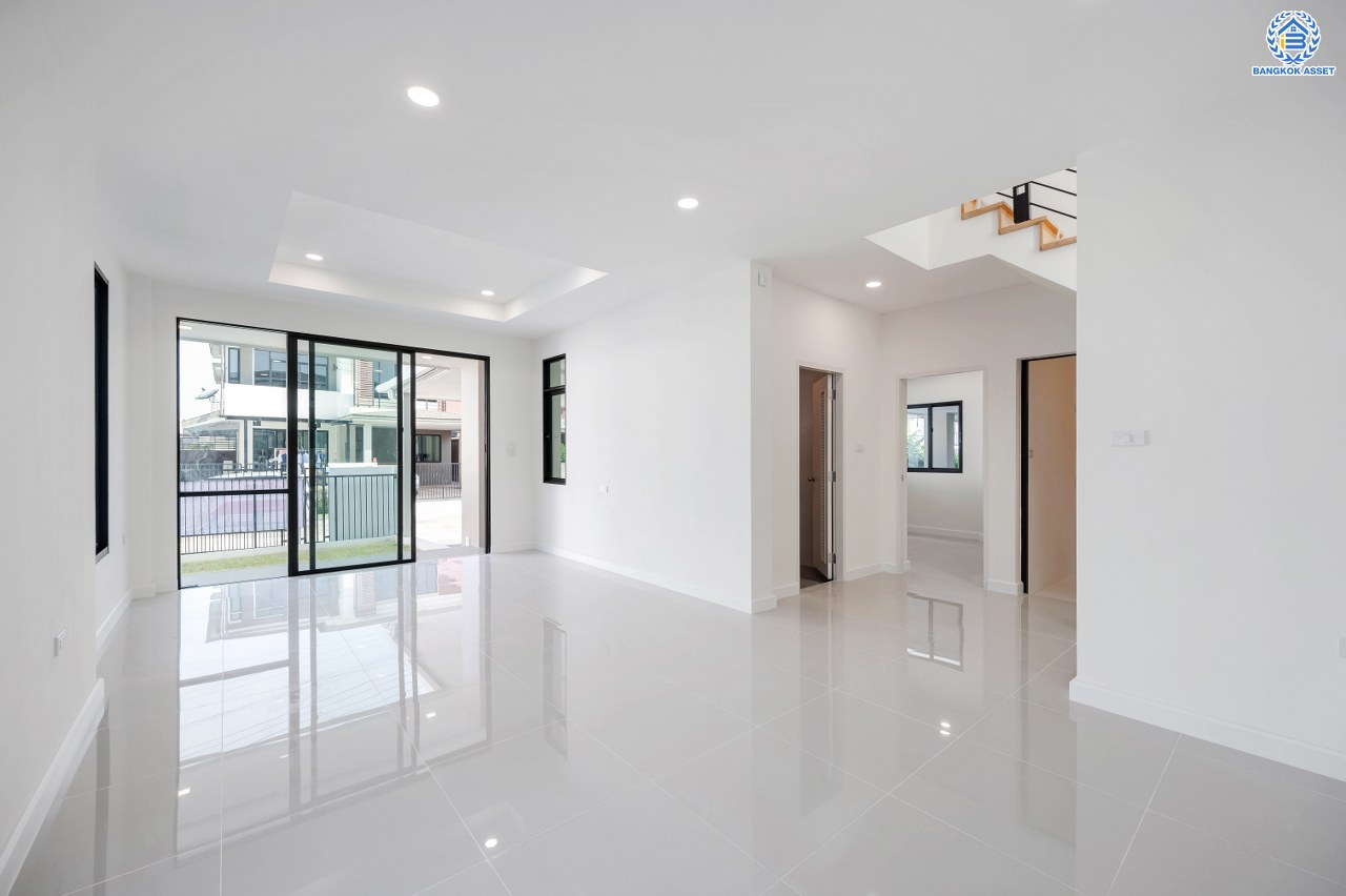 บ้านมือสองตกแต่งใหม่ โครงการ ปริญสิริ กาญจนาภิเษก หลังมุม บนทำเลเดินทางสะดวกติดถนนใหญ่ เชื่อมต่อถนนกัลปพฤกษ์ ถนนสาทร-ตากสินได้ง่าย เนื้อที่ 60.7 ตร.ว. พื้นที่ใช้สอย 243.89 ตร.ม. ฟังก์ชัน 3 ห้องนอน 3 ห้องน้ำ จอดรถได้ 2 คัน ตอบโจทย์ทุกไลฟ์สไตล์ ใกล้รถไฟฟ้าสายสีน้ำเงิน "สถานีหลักสอง" จุดขึ้นทางด่วน "ศรีรัช" โรงเรียนเลิศหล้า และโรงเรียนเด่นหล้า