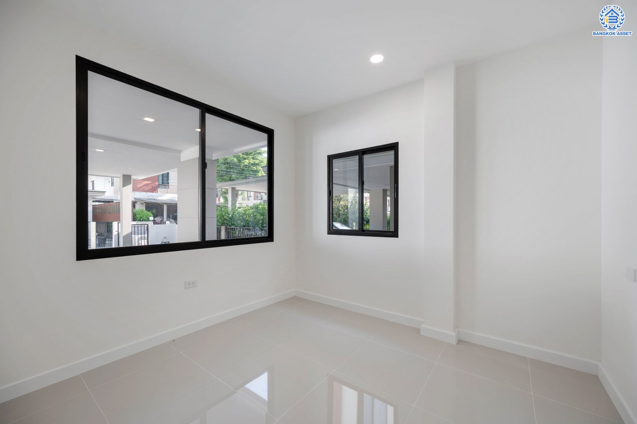 บ้านมือสองตกแต่งใหม่ โครงการ ปริญสิริ กาญจนาภิเษก หลังมุม บนทำเลเดินทางสะดวกติดถนนใหญ่ เชื่อมต่อถนนกัลปพฤกษ์ ถนนสาทร-ตากสินได้ง่าย เนื้อที่ 60.7 ตร.ว. พื้นที่ใช้สอย 243.89 ตร.ม. ฟังก์ชัน 3 ห้องนอน 3 ห้องน้ำ จอดรถได้ 2 คัน ตอบโจทย์ทุกไลฟ์สไตล์ ใกล้รถไฟฟ้าสายสีน้ำเงิน "สถานีหลักสอง" จุดขึ้นทางด่วน "ศรีรัช" โรงเรียนเลิศหล้า และโรงเรียนเด่นหล้า