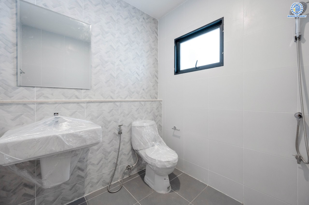 บ้านมือสองตกแต่งใหม่ โครงการ ปริญสิริ กาญจนาภิเษก หลังมุม บนทำเลเดินทางสะดวกติดถนนใหญ่ เชื่อมต่อถนนกัลปพฤกษ์ ถนนสาทร-ตากสินได้ง่าย เนื้อที่ 60.7 ตร.ว. พื้นที่ใช้สอย 243.89 ตร.ม. ฟังก์ชัน 3 ห้องนอน 3 ห้องน้ำ จอดรถได้ 2 คัน ตอบโจทย์ทุกไลฟ์สไตล์ ใกล้รถไฟฟ้าสายสีน้ำเงิน "สถานีหลักสอง" จุดขึ้นทางด่วน "ศรีรัช" โรงเรียนเลิศหล้า และโรงเรียนเด่นหล้า