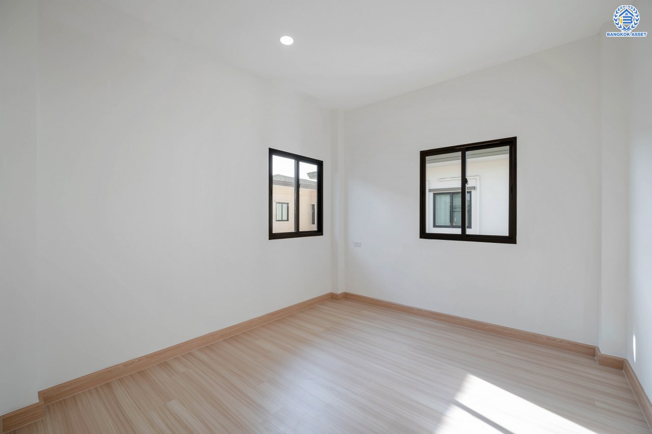 บ้านมือสองตกแต่งใหม่ โครงการ ปริญสิริ กาญจนาภิเษก หลังมุม บนทำเลเดินทางสะดวกติดถนนใหญ่ เชื่อมต่อถนนกัลปพฤกษ์ ถนนสาทร-ตากสินได้ง่าย เนื้อที่ 60.7 ตร.ว. พื้นที่ใช้สอย 243.89 ตร.ม. ฟังก์ชัน 3 ห้องนอน 3 ห้องน้ำ จอดรถได้ 2 คัน ตอบโจทย์ทุกไลฟ์สไตล์ ใกล้รถไฟฟ้าสายสีน้ำเงิน "สถานีหลักสอง" จุดขึ้นทางด่วน "ศรีรัช" โรงเรียนเลิศหล้า และโรงเรียนเด่นหล้า