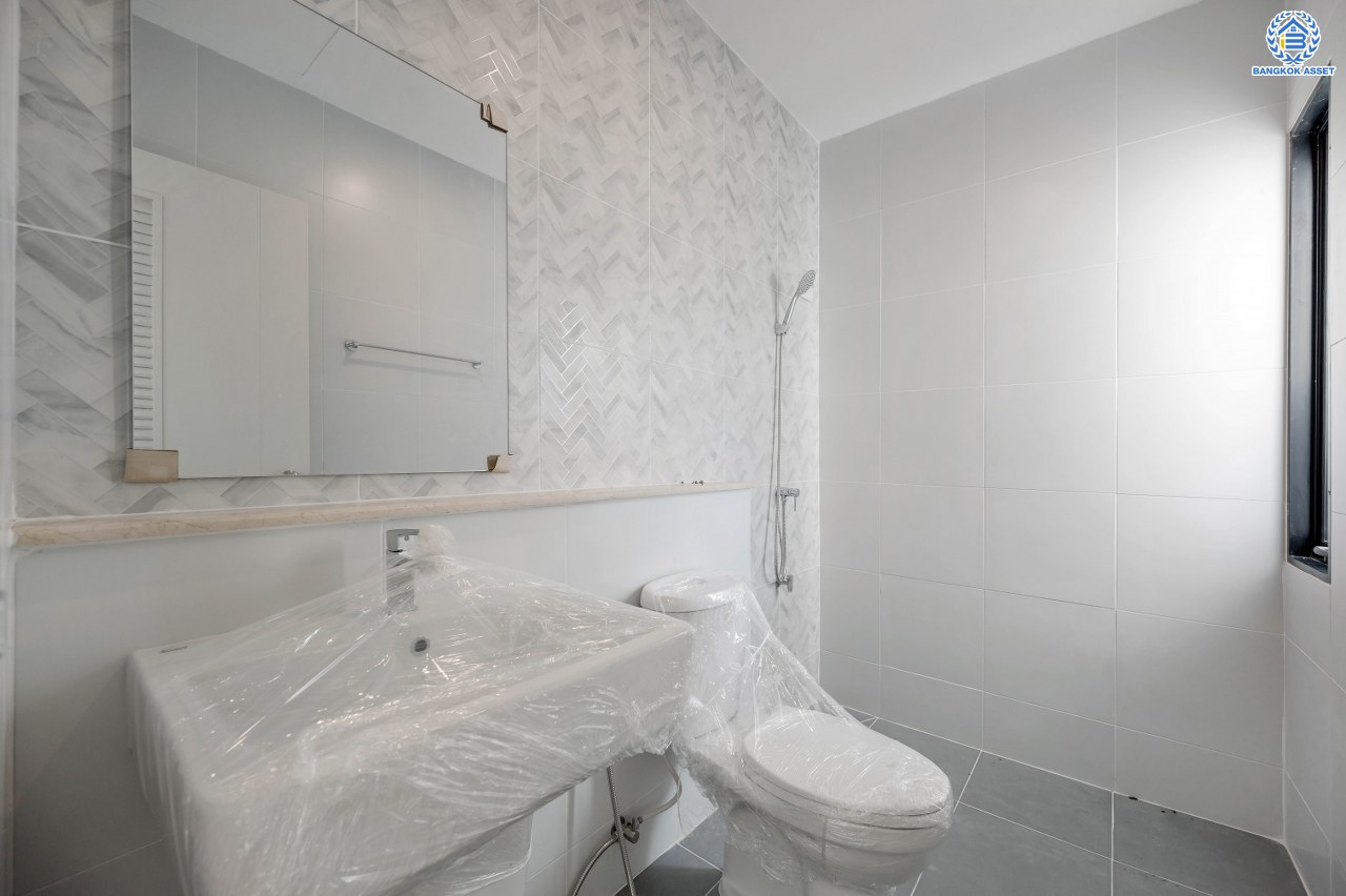 บ้านมือสองตกแต่งใหม่ โครงการ ปริญสิริ กาญจนาภิเษก หลังมุม บนทำเลเดินทางสะดวกติดถนนใหญ่ เชื่อมต่อถนนกัลปพฤกษ์ ถนนสาทร-ตากสินได้ง่าย เนื้อที่ 60.7 ตร.ว. พื้นที่ใช้สอย 243.89 ตร.ม. ฟังก์ชัน 3 ห้องนอน 3 ห้องน้ำ จอดรถได้ 2 คัน ตอบโจทย์ทุกไลฟ์สไตล์ ใกล้รถไฟฟ้าสายสีน้ำเงิน "สถานีหลักสอง" จุดขึ้นทางด่วน "ศรีรัช" โรงเรียนเลิศหล้า และโรงเรียนเด่นหล้า