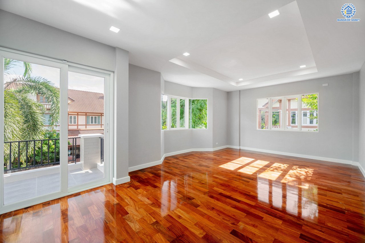 บ้านมือสองตกแต่งใหม่ โครงการ ลัดดารมย์ อิลิแกนซ์ พระราม5-2 หลังมุม พร้อมเรือนรับรอง บนเนื้อที่ 140.9 ตร.ว. ทำเลดี เดินทางสะดวก ติดวงเวียนพระราม5-นครอินทร์ เชื่อมต่อได้หลายเส้นทาง ใกล้รถไฟฟ้าและทางด่วน ฟังก์ชันการใช้งาน 3 ห้องนอน 3 ห้องน้ำ 1 ห้องแม่บ้าน จอดรถได้ 2 คัน