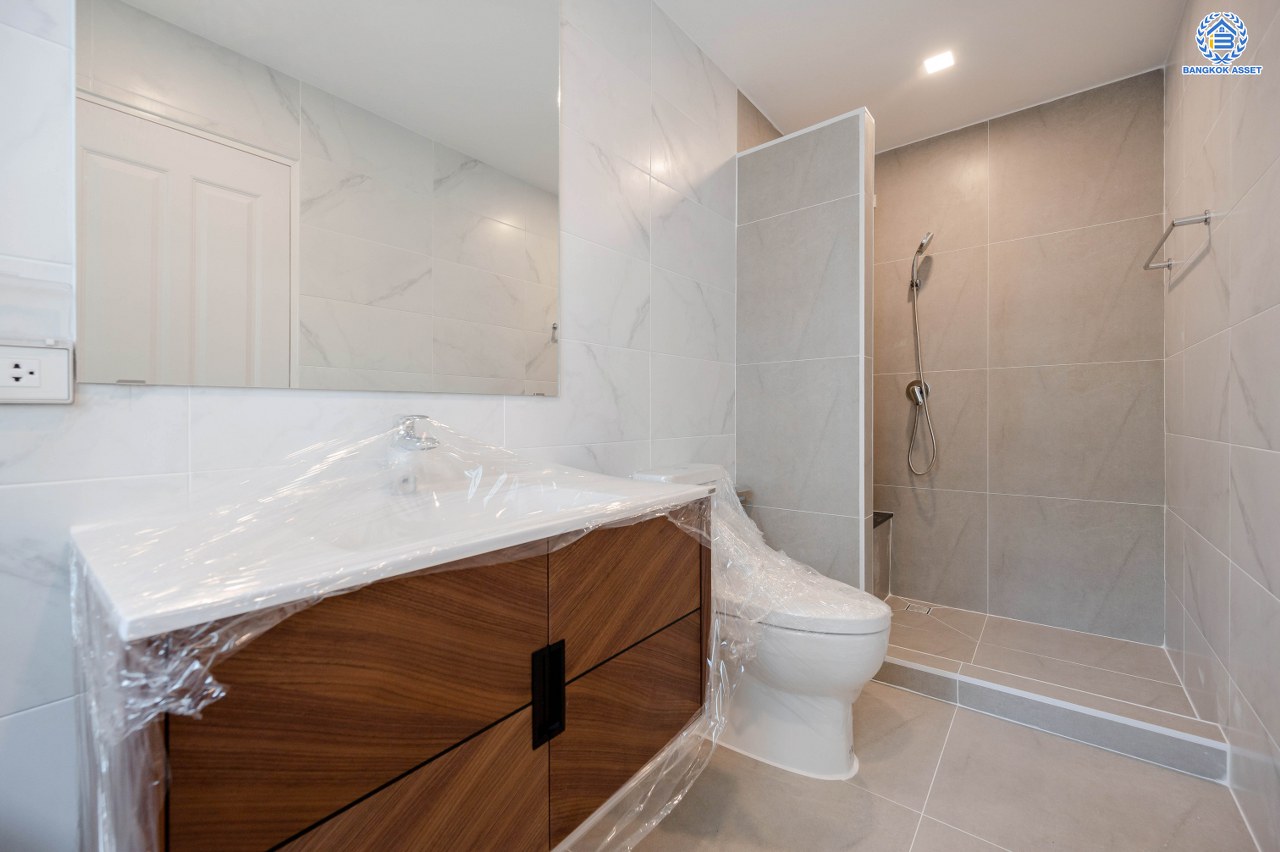 บ้านมือสองตกแต่งใหม่ โครงการ ลัดดารมย์ อิลิแกนซ์ พระราม5-2 หลังมุม พร้อมเรือนรับรอง บนเนื้อที่ 140.9 ตร.ว. ทำเลดี เดินทางสะดวก ติดวงเวียนพระราม5-นครอินทร์ เชื่อมต่อได้หลายเส้นทาง ใกล้รถไฟฟ้าและทางด่วน ฟังก์ชันการใช้งาน 3 ห้องนอน 3 ห้องน้ำ 1 ห้องแม่บ้าน จอดรถได้ 2 คัน