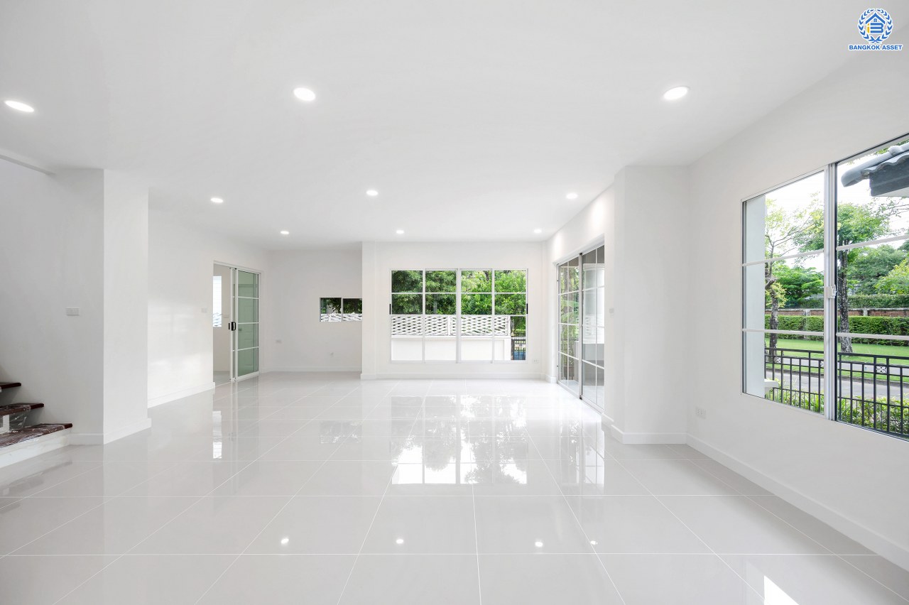 บ้านมือสองตกแต่งใหม่ โครงการ มัณฑนา นครอินทร์-พระราม5 หลังมุม จาก L&H เนื้อที่ดิน 89 ตร.ว. พื้นที่ใช้สอย 254.55 ตร.ม. ฟังก์ชัน 3 ห้องนอน 3 ห้องน้ำ 1 ห้องอเนกประสงค์ จอดรถได้ 2 คัน บนทำเลติดถนนนครอินทร์ ใกล้ทางด่วน "ศรีรัช" และรถไฟฟ้า "สถานีบางรักใหญ่"