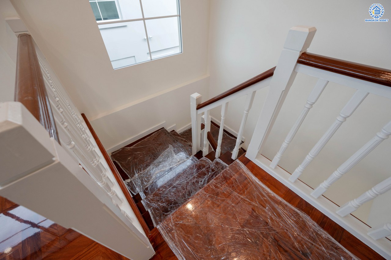 บ้านมือสองตกแต่งใหม่ โครงการ มัณฑนา นครอินทร์-พระราม5 หลังมุม จาก L&H เนื้อที่ดิน 89 ตร.ว. พื้นที่ใช้สอย 254.55 ตร.ม. ฟังก์ชัน 3 ห้องนอน 3 ห้องน้ำ 1 ห้องอเนกประสงค์ จอดรถได้ 2 คัน บนทำเลติดถนนนครอินทร์ ใกล้ทางด่วน "ศรีรัช" และรถไฟฟ้า "สถานีบางรักใหญ่"