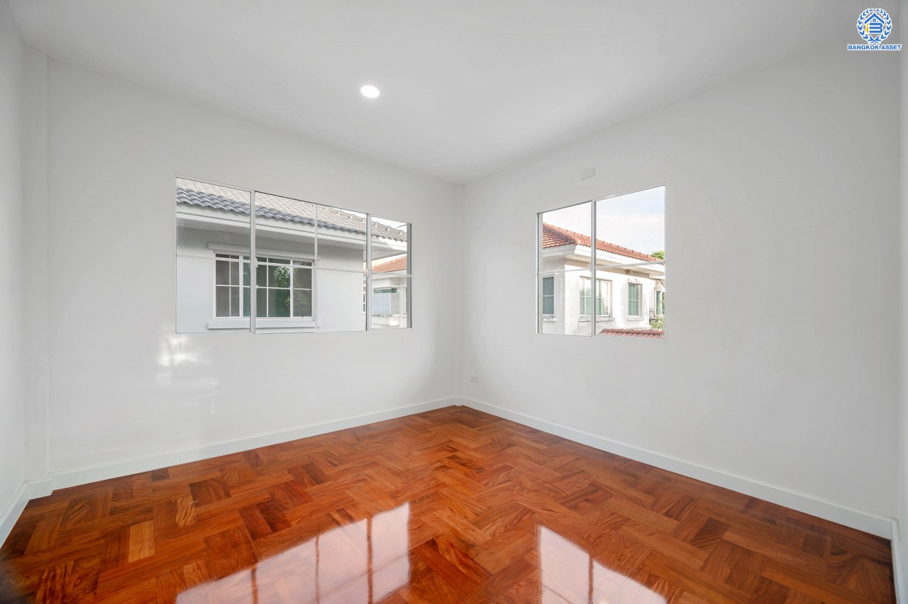 บ้านมือสองตกแต่งใหม่ โครงการ มัณฑนา นครอินทร์-พระราม5 หลังมุม จาก L&H เนื้อที่ดิน 89 ตร.ว. พื้นที่ใช้สอย 254.55 ตร.ม. ฟังก์ชัน 3 ห้องนอน 3 ห้องน้ำ 1 ห้องอเนกประสงค์ จอดรถได้ 2 คัน บนทำเลติดถนนนครอินทร์ ใกล้ทางด่วน "ศรีรัช" และรถไฟฟ้า "สถานีบางรักใหญ่"