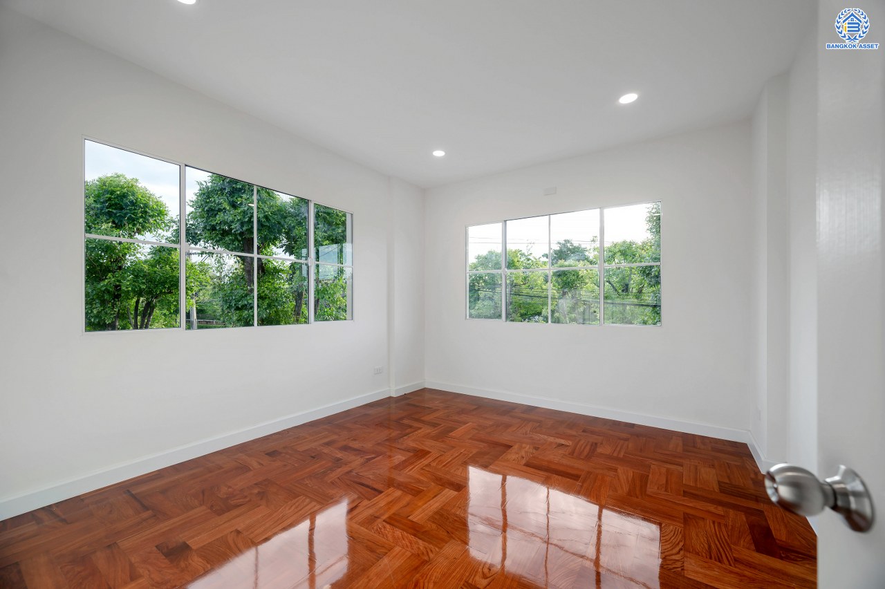 บ้านมือสองตกแต่งใหม่ โครงการ มัณฑนา นครอินทร์-พระราม5 หลังมุม จาก L&H เนื้อที่ดิน 89 ตร.ว. พื้นที่ใช้สอย 254.55 ตร.ม. ฟังก์ชัน 3 ห้องนอน 3 ห้องน้ำ 1 ห้องอเนกประสงค์ จอดรถได้ 2 คัน บนทำเลติดถนนนครอินทร์ ใกล้ทางด่วน "ศรีรัช" และรถไฟฟ้า "สถานีบางรักใหญ่"