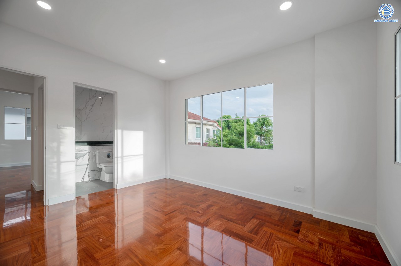 บ้านมือสองตกแต่งใหม่ โครงการ มัณฑนา นครอินทร์-พระราม5 หลังมุม จาก L&H เนื้อที่ดิน 89 ตร.ว. พื้นที่ใช้สอย 254.55 ตร.ม. ฟังก์ชัน 3 ห้องนอน 3 ห้องน้ำ 1 ห้องอเนกประสงค์ จอดรถได้ 2 คัน บนทำเลติดถนนนครอินทร์ ใกล้ทางด่วน "ศรีรัช" และรถไฟฟ้า "สถานีบางรักใหญ่"