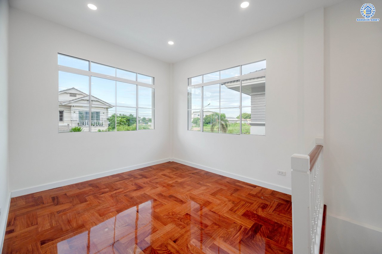 บ้านมือสองตกแต่งใหม่ โครงการ มัณฑนา นครอินทร์-พระราม5 หลังมุม จาก L&H เนื้อที่ดิน 89 ตร.ว. พื้นที่ใช้สอย 254.55 ตร.ม. ฟังก์ชัน 3 ห้องนอน 3 ห้องน้ำ 1 ห้องอเนกประสงค์ จอดรถได้ 2 คัน บนทำเลติดถนนนครอินทร์ ใกล้ทางด่วน "ศรีรัช" และรถไฟฟ้า "สถานีบางรักใหญ่"