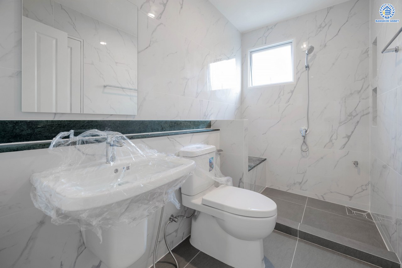 บ้านมือสองตกแต่งใหม่ โครงการ มัณฑนา นครอินทร์-พระราม5 หลังมุม จาก L&H เนื้อที่ดิน 89 ตร.ว. พื้นที่ใช้สอย 254.55 ตร.ม. ฟังก์ชัน 3 ห้องนอน 3 ห้องน้ำ 1 ห้องอเนกประสงค์ จอดรถได้ 2 คัน บนทำเลติดถนนนครอินทร์ ใกล้ทางด่วน "ศรีรัช" และรถไฟฟ้า "สถานีบางรักใหญ่"