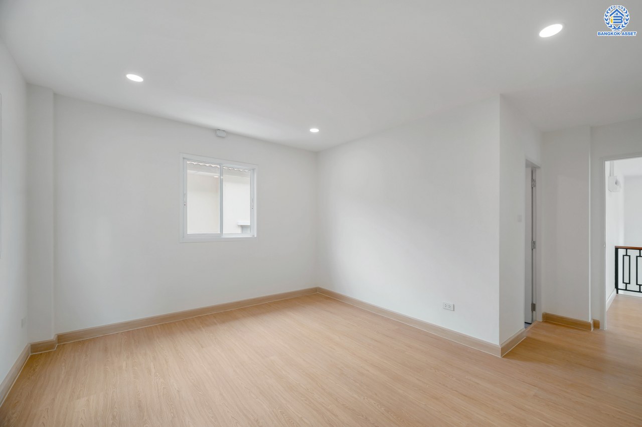 บ้านมือสองตกแต่งใหม่ โครงการ เนเบอร์โฮม วัชรพล เนื้อที่ 66.40 ตร.ว. พื้นที่ใช้สอย 173 ตร.ม. ฟังก์ชัน 4 ห้องนอน 3 ห้องน้ำ 2 ที่จอดรถ บนทำเลศักยภาพ เดินทางสะดวกเชื่อมต่อถนนสุขาภิบาล5 ถนนวัชรพล ถนนรามอินทรา ใกล้ห้างสรรพสินค้า Fashion Island และจุดขึ้นทางด่วน "รามอินทรา-อาจณรงค์"