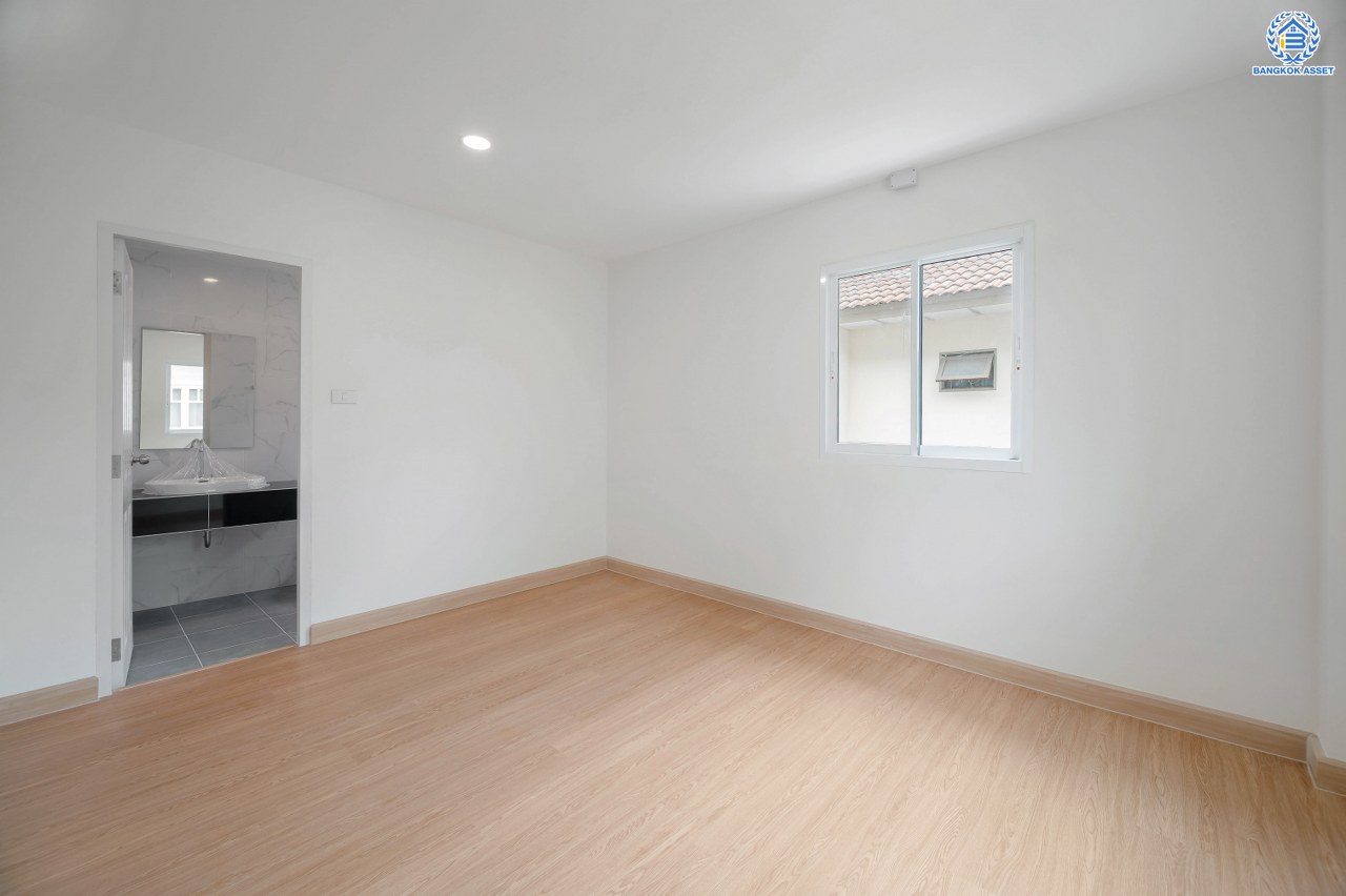 บ้านมือสองตกแต่งใหม่ โครงการ เนเบอร์โฮม วัชรพล เนื้อที่ 66.40 ตร.ว. พื้นที่ใช้สอย 173 ตร.ม. ฟังก์ชัน 4 ห้องนอน 3 ห้องน้ำ 2 ที่จอดรถ บนทำเลศักยภาพ เดินทางสะดวกเชื่อมต่อถนนสุขาภิบาล5 ถนนวัชรพล ถนนรามอินทรา ใกล้ห้างสรรพสินค้า Fashion Island และจุดขึ้นทางด่วน "รามอินทรา-อาจณรงค์"