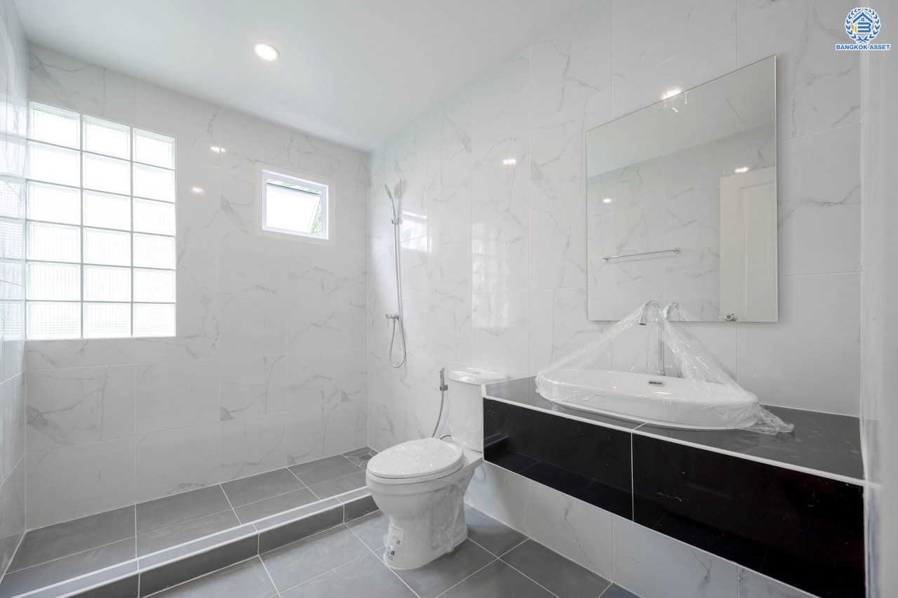 บ้านมือสองตกแต่งใหม่ โครงการ เนเบอร์โฮม วัชรพล เนื้อที่ 66.40 ตร.ว. พื้นที่ใช้สอย 173 ตร.ม. ฟังก์ชัน 4 ห้องนอน 3 ห้องน้ำ 2 ที่จอดรถ บนทำเลศักยภาพ เดินทางสะดวกเชื่อมต่อถนนสุขาภิบาล5 ถนนวัชรพล ถนนรามอินทรา ใกล้ห้างสรรพสินค้า Fashion Island และจุดขึ้นทางด่วน "รามอินทรา-อาจณรงค์"